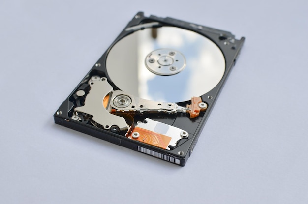 Primer plano detallado del disco duro de un portátil que transmite la importancia de la asistencia técnica en un contexto tecnológico