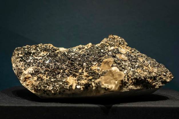 Un primer plano detallado de un hermoso grupo de piedras minerales de cristal de cuarzo vidrioso