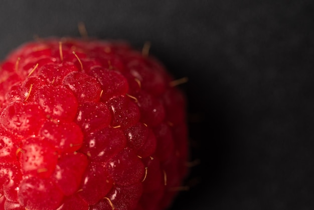 Un primer plano detallado de una sola frambuesa roja