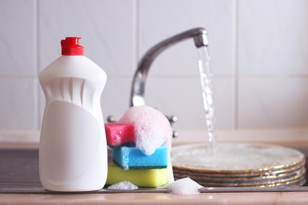 Primer plano de detergente para lavavajillas en el interior de la cocina. Foto de alta calidad