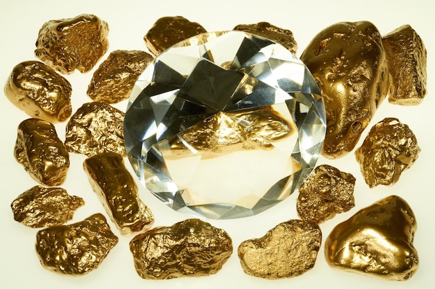 Primer plano de un diamante en medio de oro sobre un fondo blanco