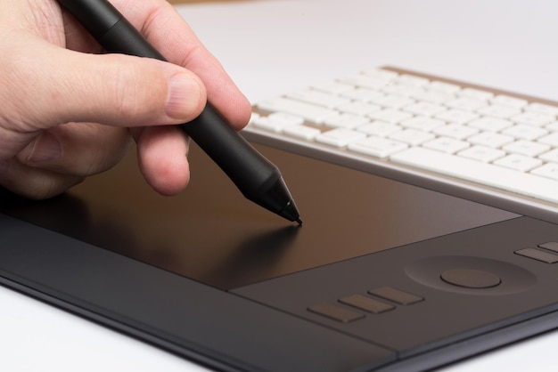 Primer plano de un dibujo a mano en una tableta gráfica de computadora