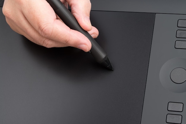 Primer plano de un dibujo a mano en una tableta gráfica de computadora
