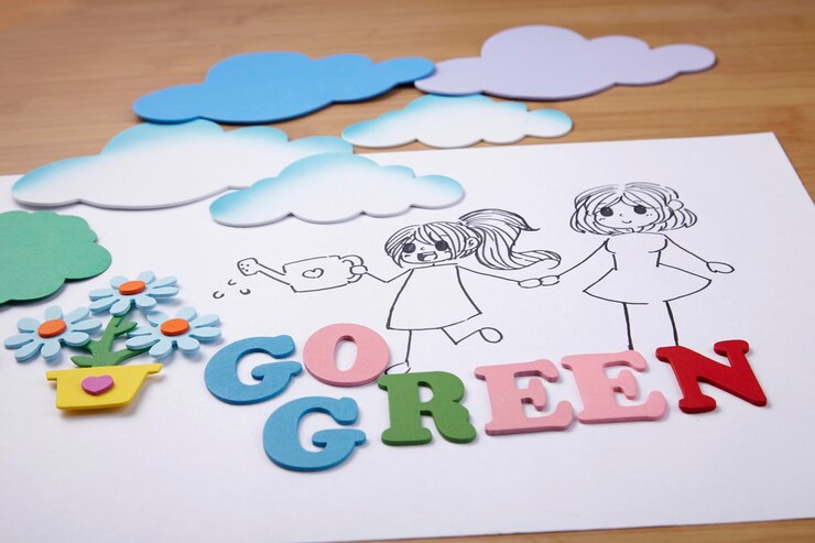 Foto primer plano de dibujos en papel blanco sobre una mesa de madera