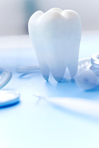 Primer plano de un diente artificial en la mesa