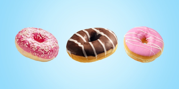 Primer plano de diferentes donas frescas