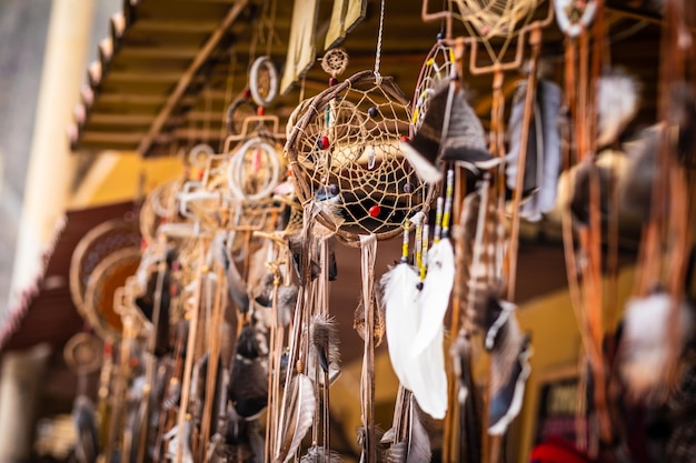 Primer plano de diferentes recuerdos caseros hechos a mano y entrega de joyas en la tienda de la calle