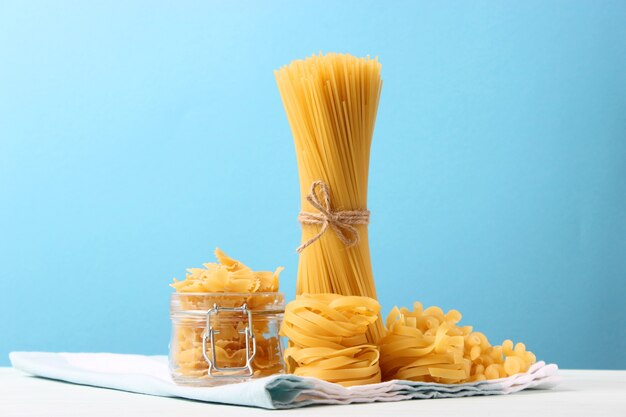 Primer plano de diferentes tipos de pasta sobre un fondo de color