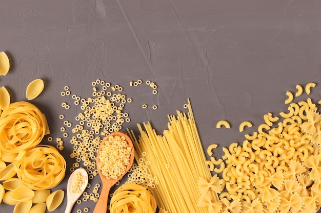 Primer plano de diferentes tipos de pasta sobre un fondo de color