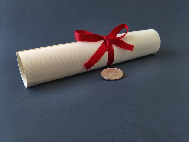 Primer plano del diploma de graduación con la medalla en la mesa