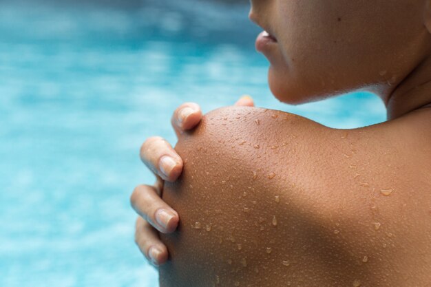 Primer plano disparando protrait mujer sexy en la piscina