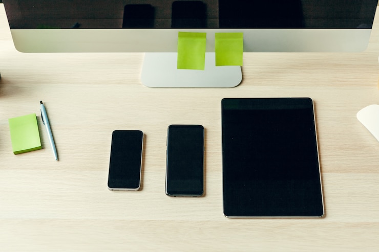 Foto primer plano de dispositivos digitales en la mesa de oficina