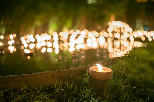 Primer plano de una diya iluminada en el campo por la noche