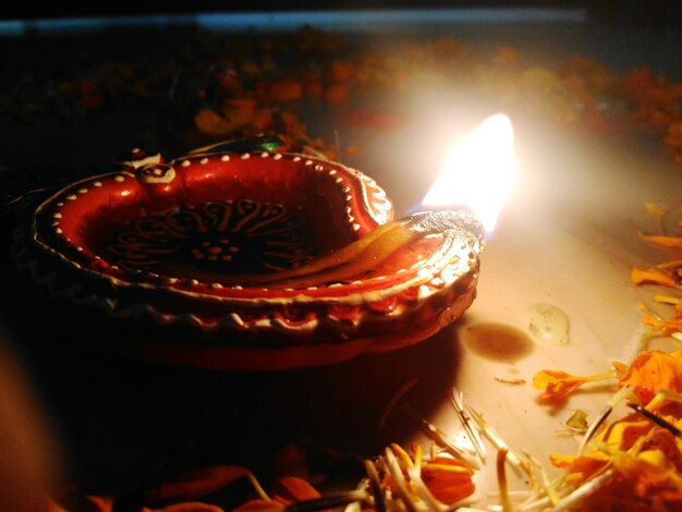 Foto primer plano de la diya iluminada durante el diwali