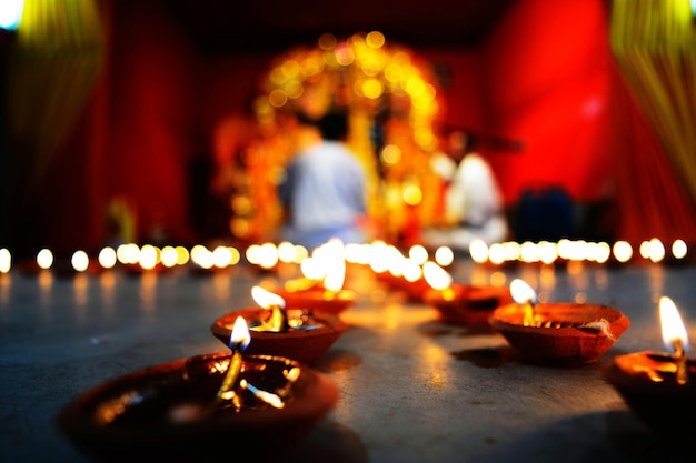 Primer plano de los diyas iluminados en el templo