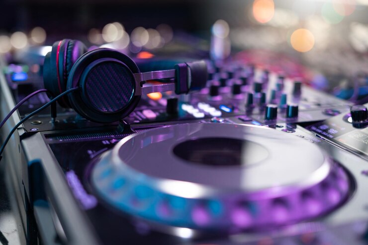 Primer plano de Dj mezcla la pista en la discoteca en la fiesta