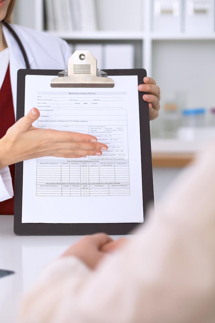 Foto primer plano de una doctora apuntando a un formulario de solicitud mientras consulta al paciente. concepto de medicina y atención de la salud.