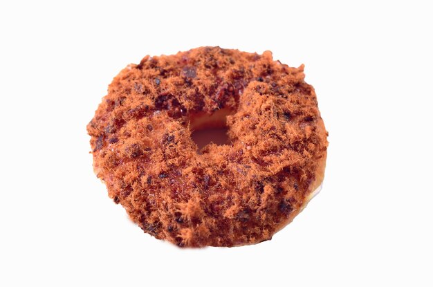 Un primer plano de un donut con ingredientes rojos y negros