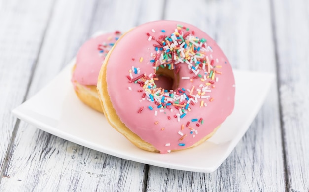 Primer plano de donuts glaseados rosa