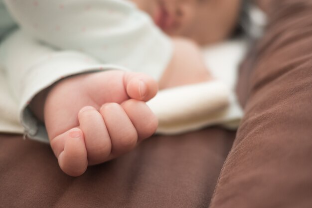 Foto primer plano de dormir 10 meses bebé asiático