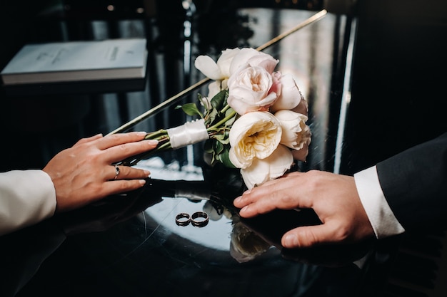 Primer plano de dos anillos de bodas de oro para una boda.