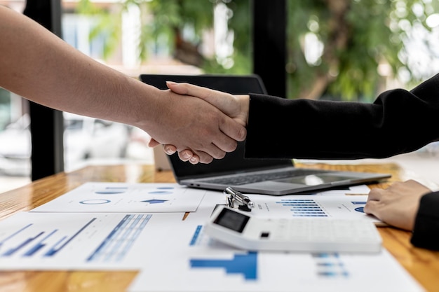 Primer plano dos hombres de negocios tomados de la mano, dos hombres de negocios acuerdan negocios juntos y se dan la mano después de una negociación exitosa. El apretón de manos es un saludo o felicitación occidental.