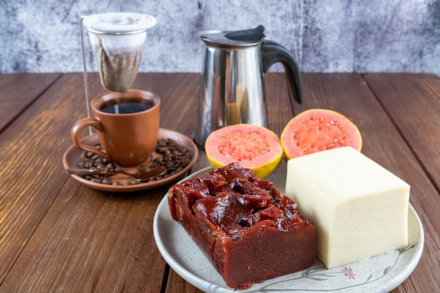 Primer plano de dulce de guayaba y requesón En la taza de fondo frijoles y filtro de café de tela