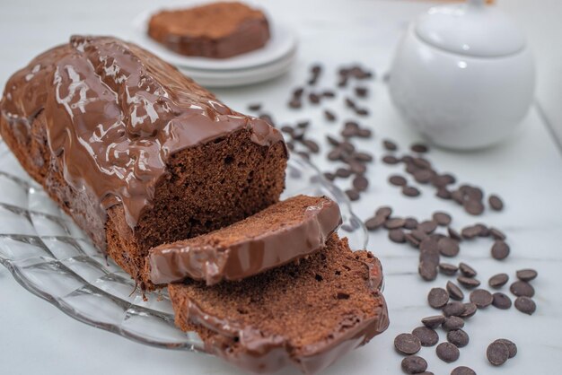 Un primer plano de un dulce pastel de esponja de chocolate hecho en casa.