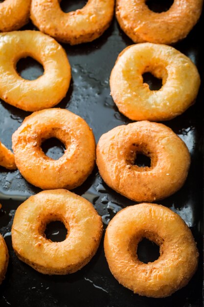 Primer plano de dulces donas doradas recién horneadas