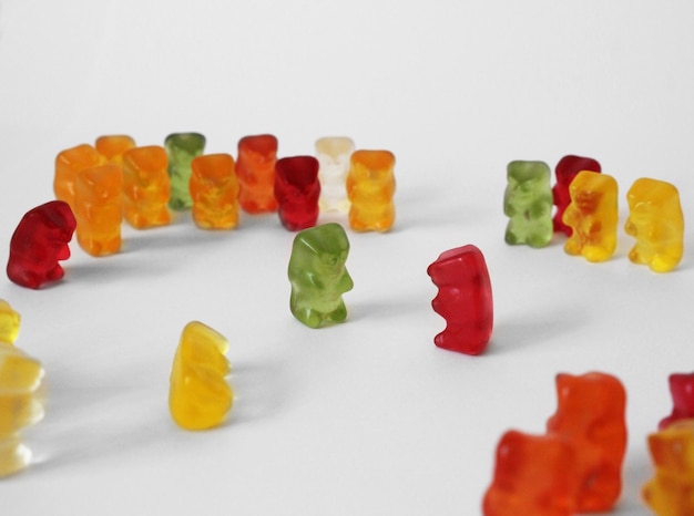 Primer plano de dulces de jalea sobre un fondo blanco