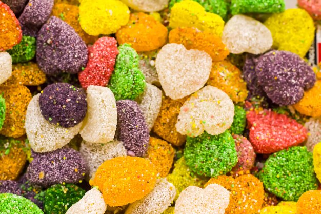 Primer plano de dulces multicolores para la venta en el mercado