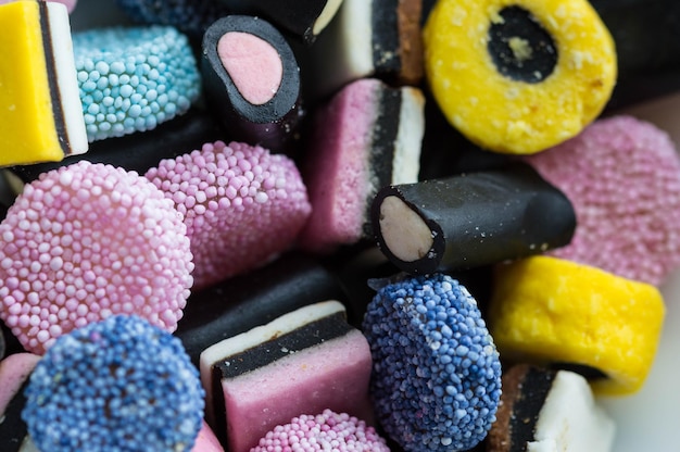 Primer plano de dulces de regaliz para la venta en la tienda