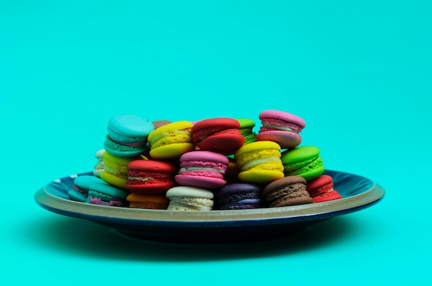 Foto primer plano de dulces de varios colores contra un fondo azul