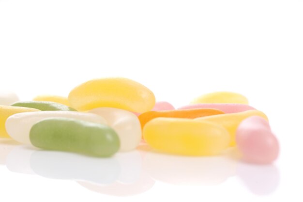 Primer plano de dulces de varios colores contra un fondo blanco