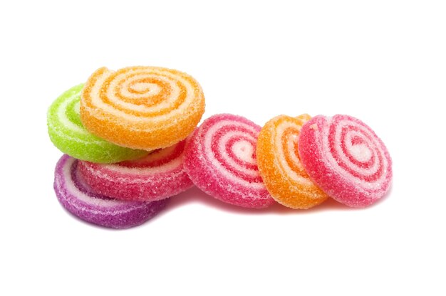 Primer plano de dulces de varios colores contra un fondo blanco