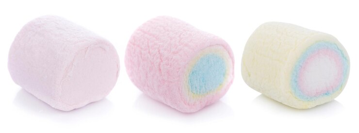 Foto primer plano de dulces de varios colores contra un fondo blanco
