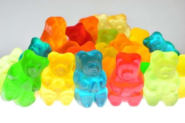Primer plano de dulces de varios colores contra un fondo blanco