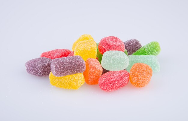 Primer plano de dulces de varios colores contra un fondo blanco