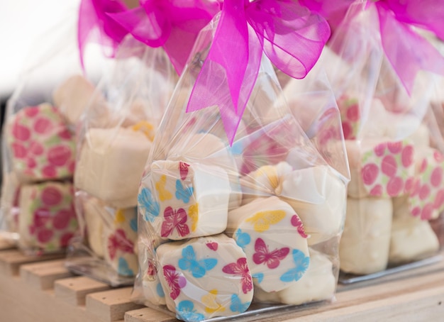 Foto primer plano de dulces de varios colores en la mesa