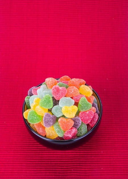 Foto primer plano de dulces de varios colores en la mesa