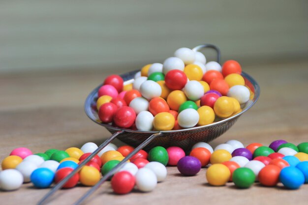 Primer plano de dulces de varios colores en la mesa