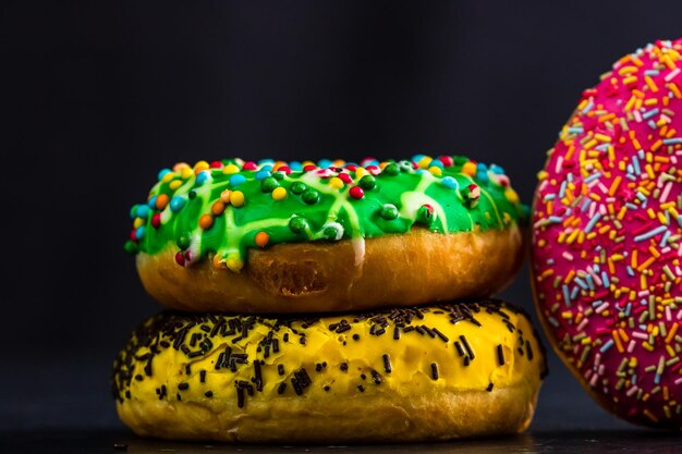 Foto primer plano de dulces de varios colores en la mesa