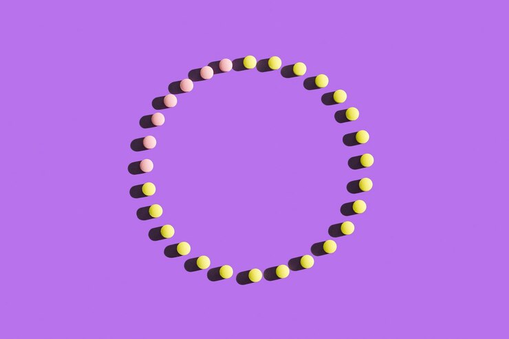 Foto primer plano de dulces de varios colores sobre un fondo púrpura