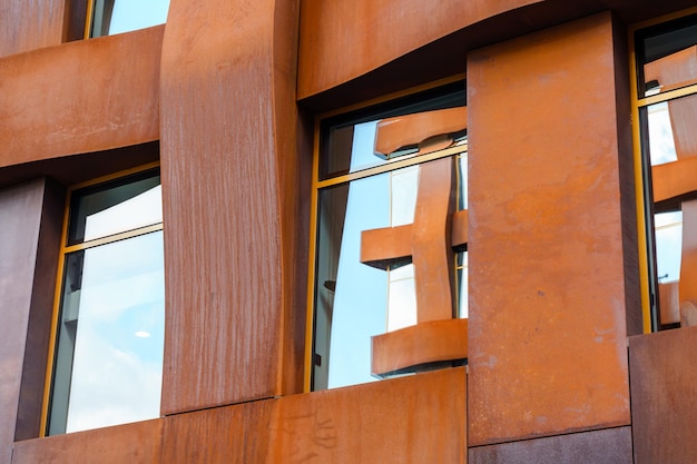 Un primer plano de un edificio con una ventana de metal que dice 'grabado' en él