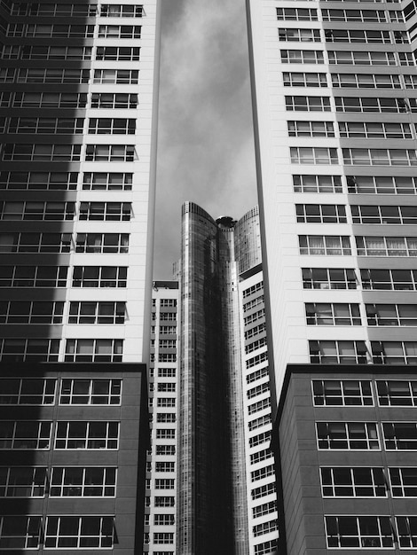 Primer plano de edificios en blanco y negro