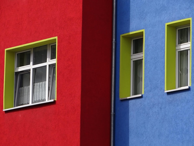 Primer plano de edificios de colores