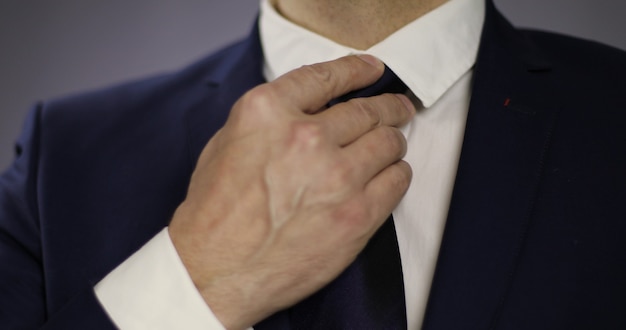 Primer plano de un empresario en una chaqueta de ajuste de corbata Hombre elegante en un traje