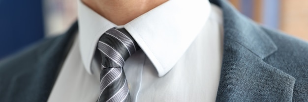 Primer plano del empresario en el concepto de trabajo exitoso de corbata y chaqueta a rayas