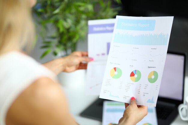 Foto primer plano de empresarios discutir momento de trabajo. mujer sosteniendo papeles con informe. diagramas