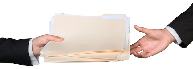 Primer plano de empresarios entrega carpetas de archivos